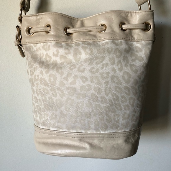 Leopard print crossbody bucket bag - Fiorelli neutral cream snow leopard print - Picture 8 of 16